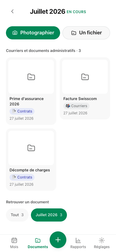 Le classeur mensuel : trois documents administratifs rangés dans juillet 2026